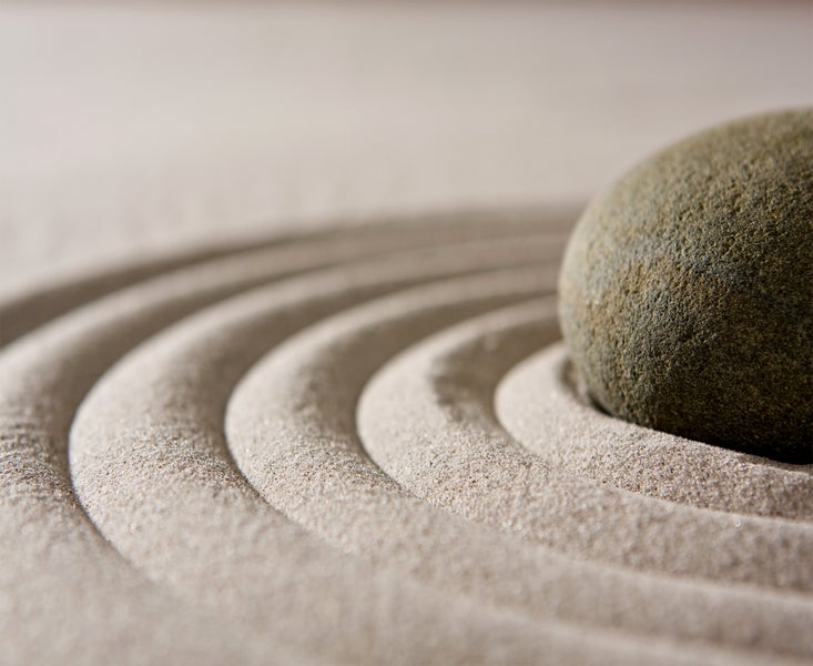 Zen-Garten mit Stein und geharktem Sand