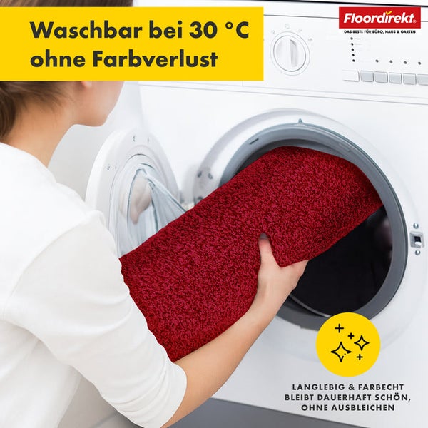 Waschbare Fußmatte wird in eine Waschmaschine gelegt