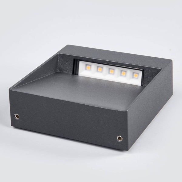 Quadratische LED-Wandleuchte aus Metall in Anthrazit für den Außenbereich mit fünf integrierten Leuchtmitteln.