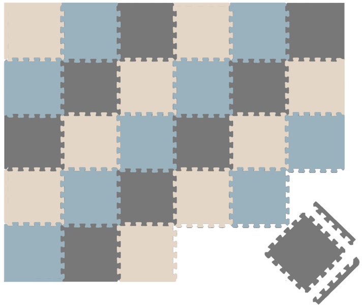 Kleinkind sitzt auf einer TÜV SÜD geprüften Puzzlematte aus Schaumstoff in einem hellen Raum.