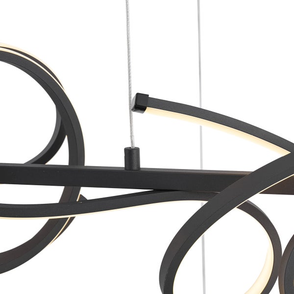 Nahaufnahme einer schwarzen Hängeleuchte mit kreisförmigem Design