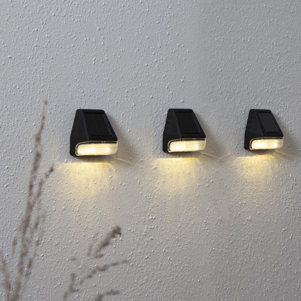 Drei schwarze Solar Wandleuchten an einer Wand