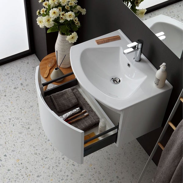 Waschtisch mit geöffneter Schublade, Handtüchern und Badutensilien