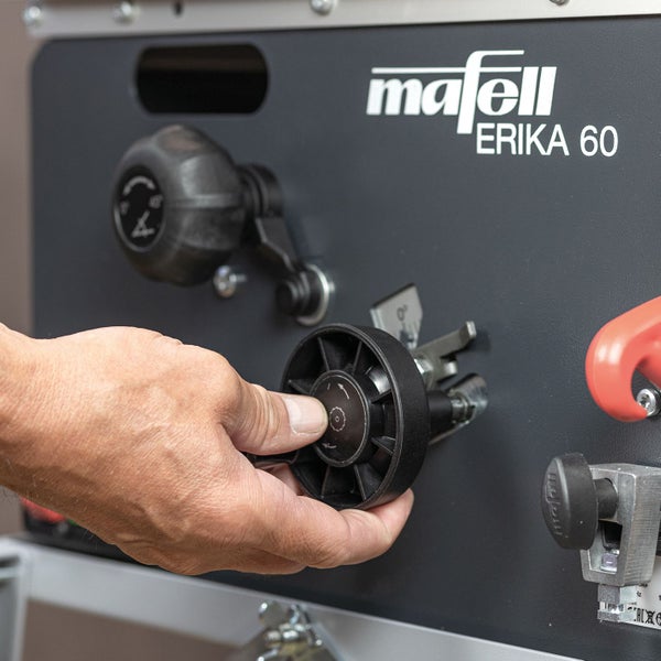 Hand beim Einstellen der Mafell Erika 60 Unterflur-Zugsäge an der Skala mit Einstellrad