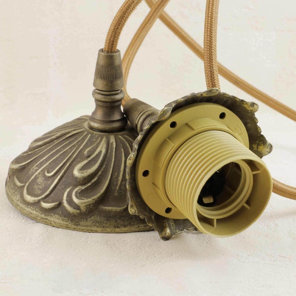 Lampenfassung mit Stoffkabel und Baldachin