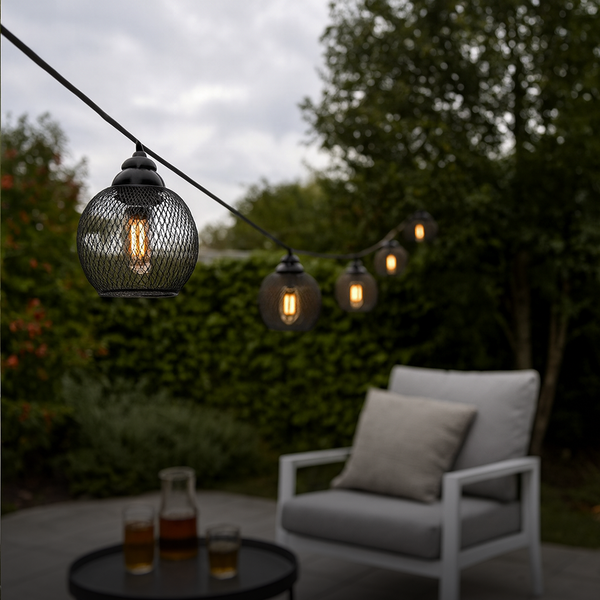 Lichterkette mit runden Lampen im Garten