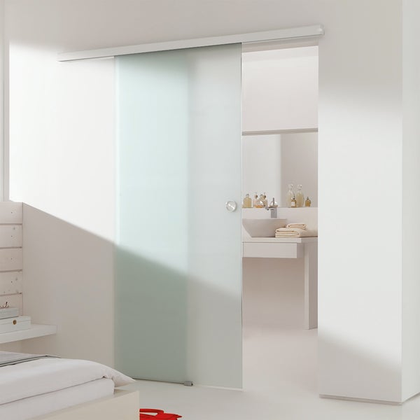 Raumszene mit einer Glasschiebetür vor einem Badezimmer