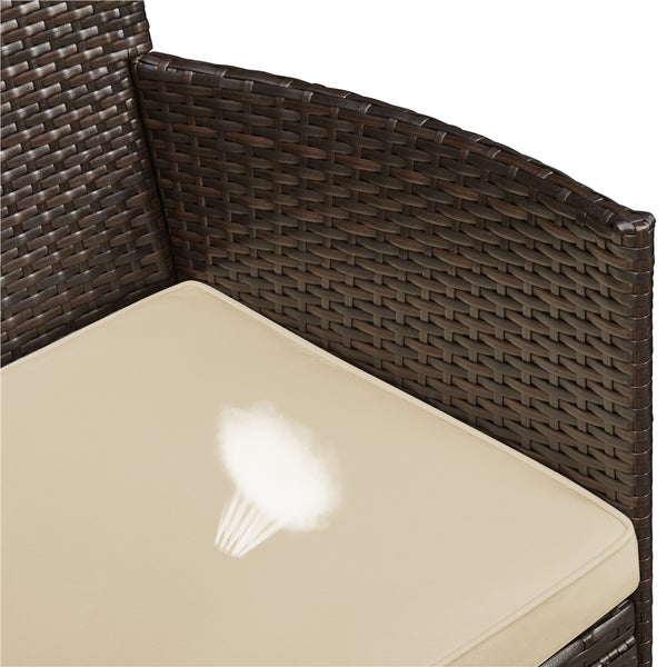 Detailansicht eines Rattansessels mit beigem Sitzkissen