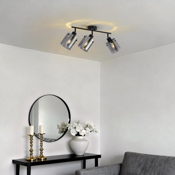 Deckenleuchte mit drei Strahlern im Wohnzimmer