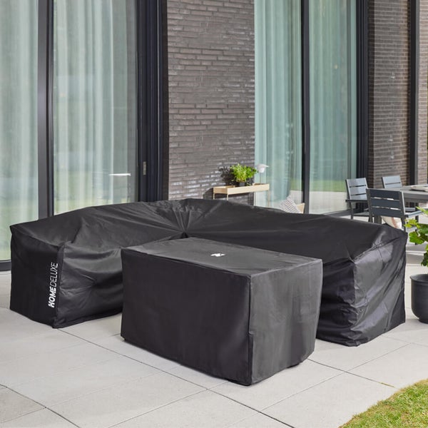 Schutzhülle für L-förmige Loungegruppe und Tisch auf einer Terrasse vor einer modernen Hausfassade mit dem Home Deluxe Logo.