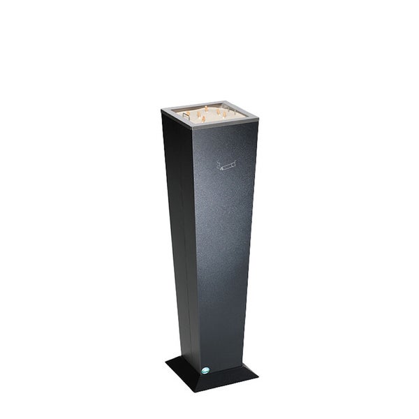 Hoher Standascher aus Metall mit Sandfüllung und Zigarettensymbol auf der Vorderseite.
