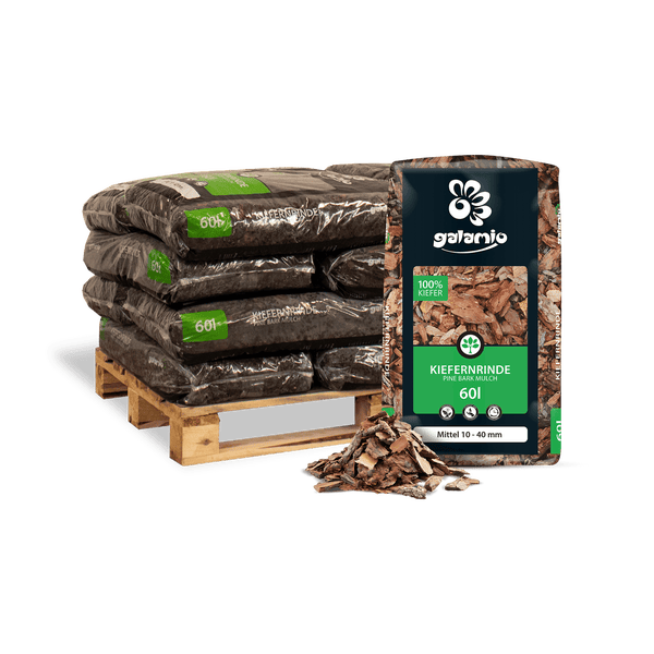 galamio Kiefernrinde 60 Liter, Körnung 10 bis 40 Millimeter, galamio Logo, Säcke auf Holzpalette gestapelt mit einer Einzelpackung und Probe.