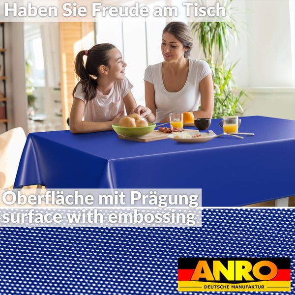 Szene mit einer Mutter und ihrer Tochter am Tisch, bedeckt mit einer blauen Tischdecke von Anro