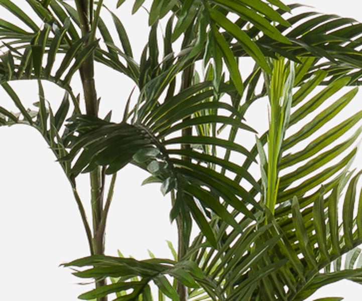 Künstliche Palme in einem quadratischen, anthrazitfarbenen Topf mit grünen Wedeln.