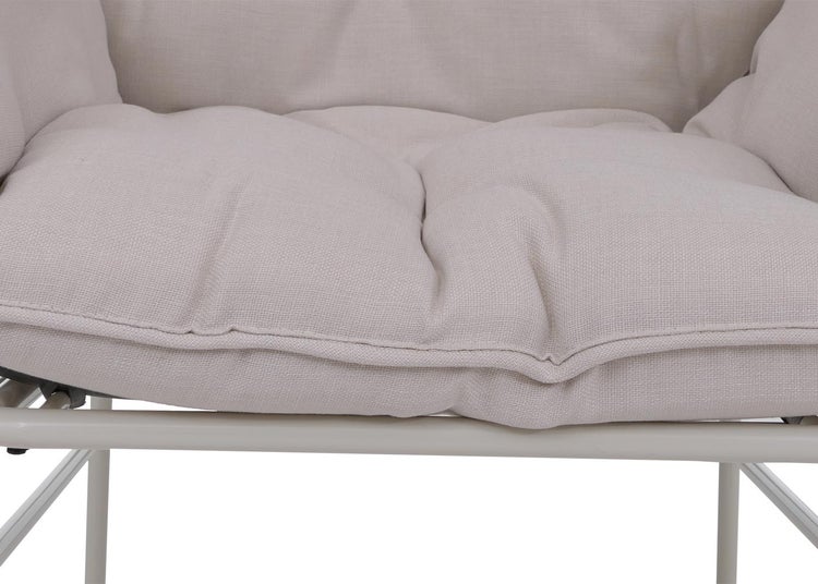 Sitzkissen für Loungesessel aus gewebtem Stoff auf Metallgestell.