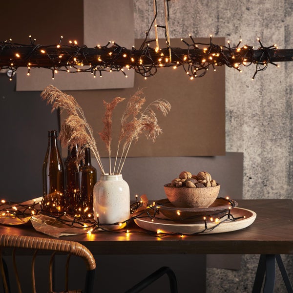 Gartenleuchte zur Wegebeleuchtung vor einer Steintreppe