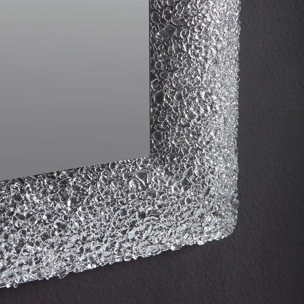 Reversibler Spiegel mit Rahmen aus geschmolzenem Glasgranulat in Eisfarbe und LED-Beleuchtung