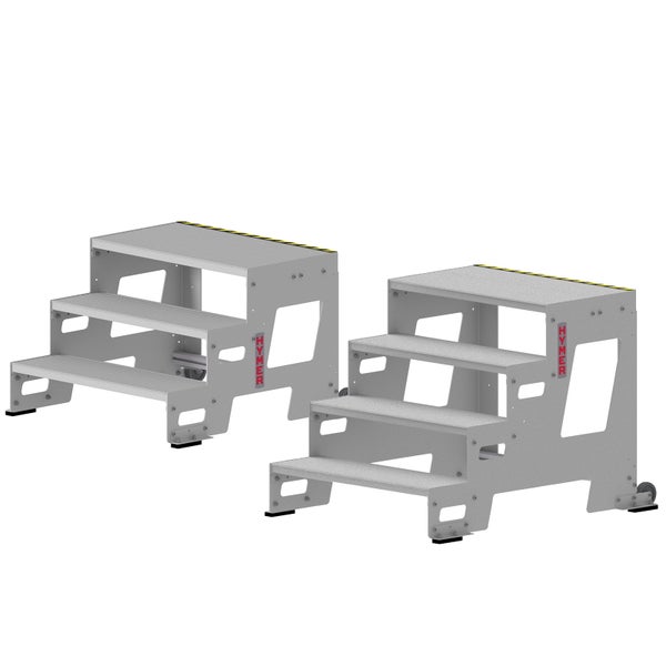 Zwei Aluminium-Stufenpodeste mit drei Stufen und Hymer-Logo.