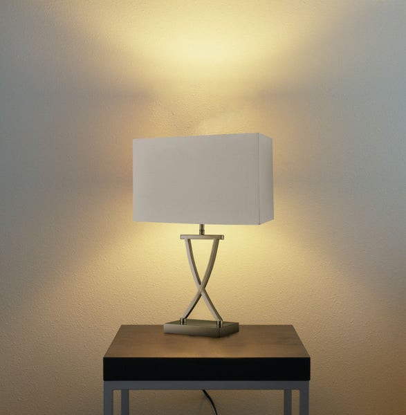 Tischleuchte mit rechteckigem Lampenschirm auf einem Nachttisch