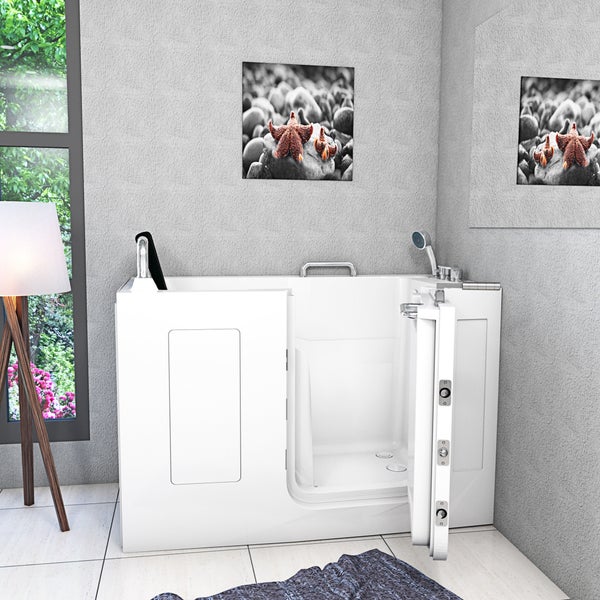 Begehbare Badewanne mit offener Tür und integrierter Dusche in einem hellen Badezimmer.