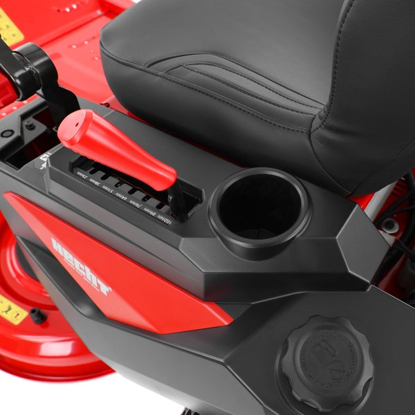 Vorderrad eines Rasenmähers mit rotem Metallrahmen.