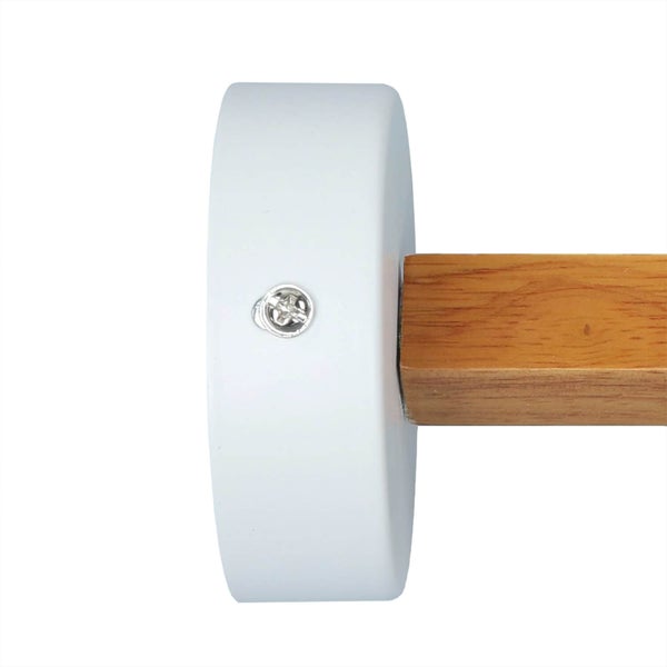 Detailansicht einer Gardinenstange mit weißer Halterung und Holzstange.