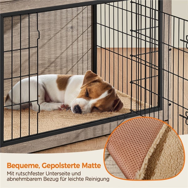 Hundebox mit schlafendem Hund auf bequemer gepolsterter Matte