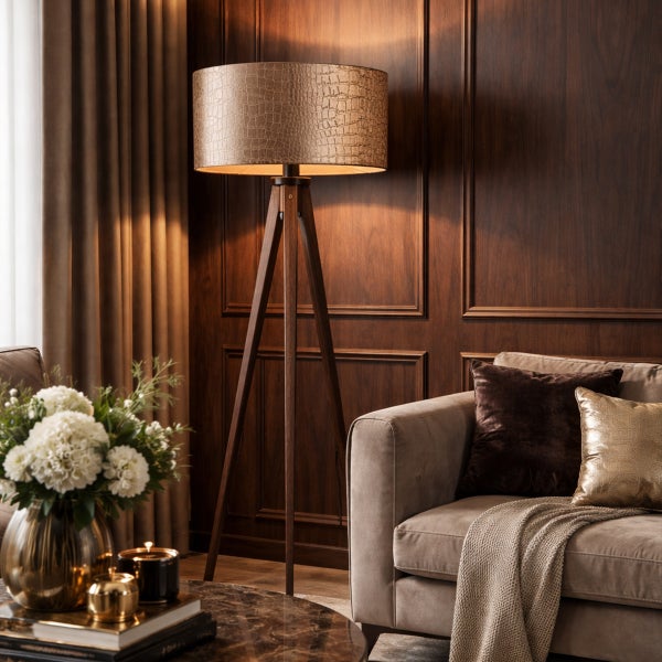 Wohnzimmer mit Stehlampe, Sofa, Couchtisch und Blumenvase für eine gemütliche Atmosphäre