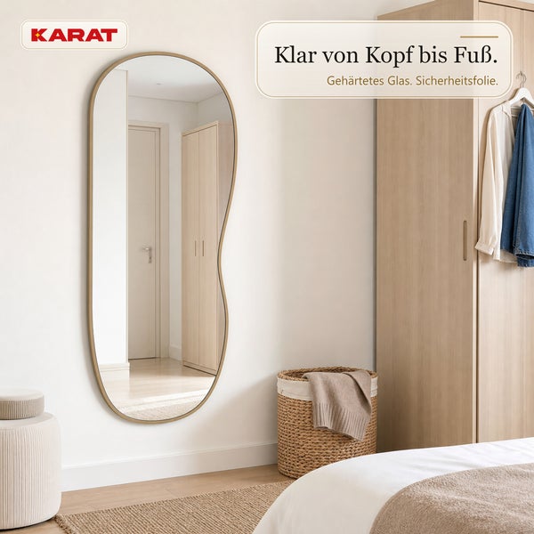 Karat Ganzkörperspiegel mit geschwungenem Rahmen und gehärtetem Sicherheitsglas in einem modern eingerichteten Schlafzimmer mit Kleiderschrank.