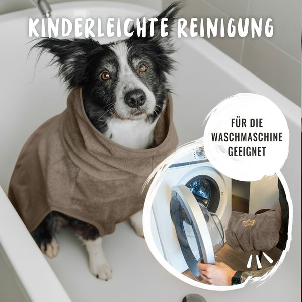 Ein Hund mit einem Bademantel sitzt in einer Badewanne, daneben eine Waschmaschine. Aufschrift: Kinderleichte Reinigung. Für die Waschmaschine geeignet.