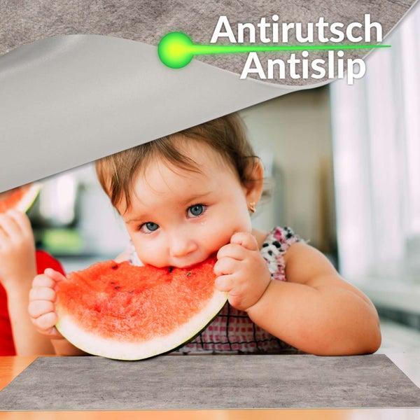Kleinkind isst Wassermelone auf einer rutschfesten Matte mit Antirutsch-Eigenschaft.