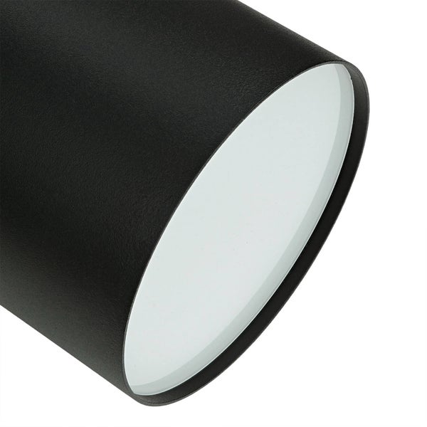 Nahaufnahme einer zylindrischen, schwarzen Außenleuchte mit diffuser Lichtabgabe