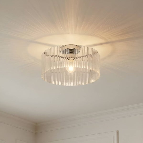 Deckenleuchte mit geripptem Lampenschirm an der Decke