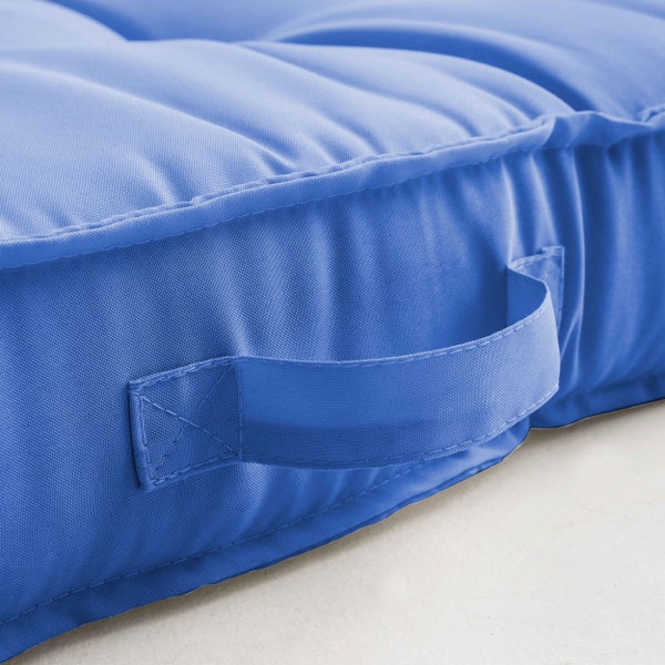 Blaues gepolstertes Palettenkissen mit Tragegriff und sichtbarer Webstruktur.