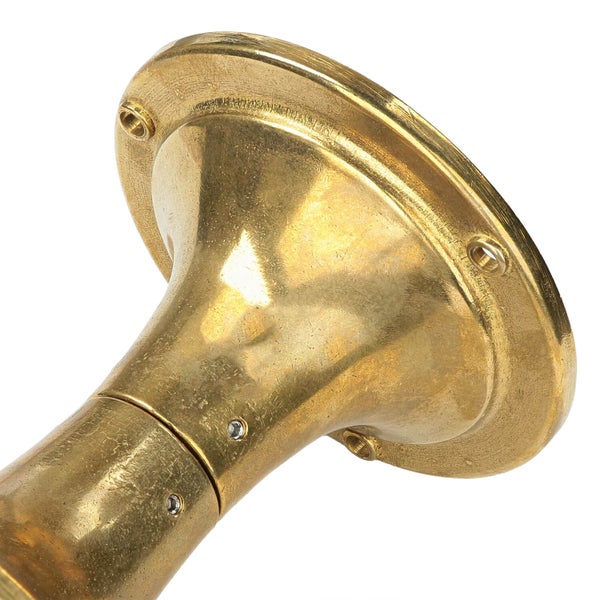 Messingfarbener Lampenfuß mit rundem Sockel zur Wandbefestigung