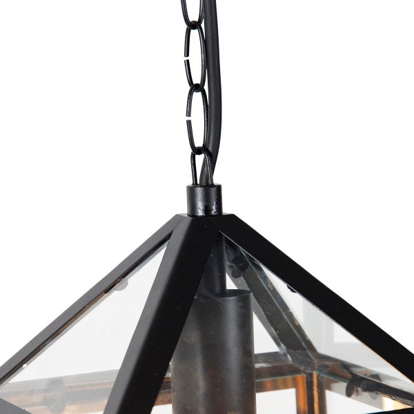 Nahaufnahme einer schwarzen Pendelleuchte in Laternenform aus Metall und Glas mit Kette zur Aufhängung.