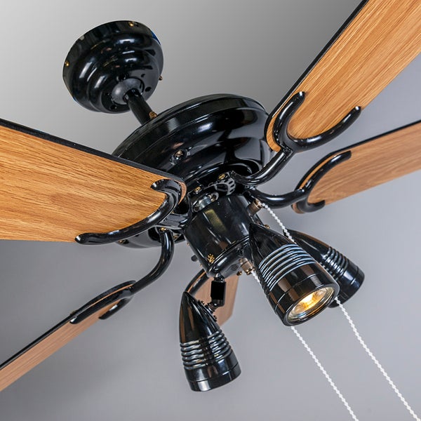 Deckenventilator mit Beleuchtung und Holzoptik Flugeln sowie Zugschalter zur Steuerung.