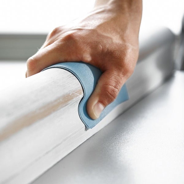 Schleifen einer Holzstange mit Schleifpapier