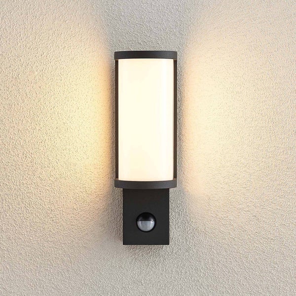 LED-Außenwandleuchte mit Bewegungsmelder, rechteckiges Gehäuse mit weißem Diffusor, warmweißes Licht, Wandmontage.