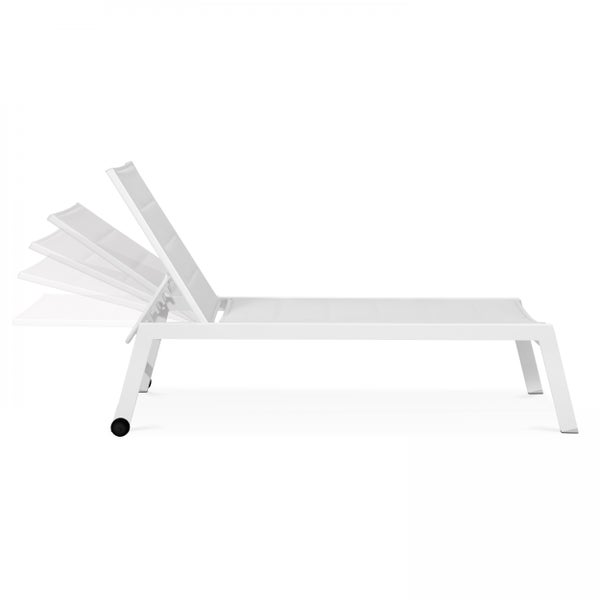 Weiße Gartenliege aus Aluminium mit Textilgewebe, zwei Rollen und verstellbarer Rückenlehne.