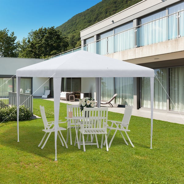 Weißes Gartenzelt mit Sitzgruppe im Garten