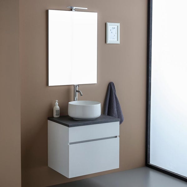 Badezimmer mit Waschtischunterschrank, Aufsatzwaschbecken, Spiegel und Armatur