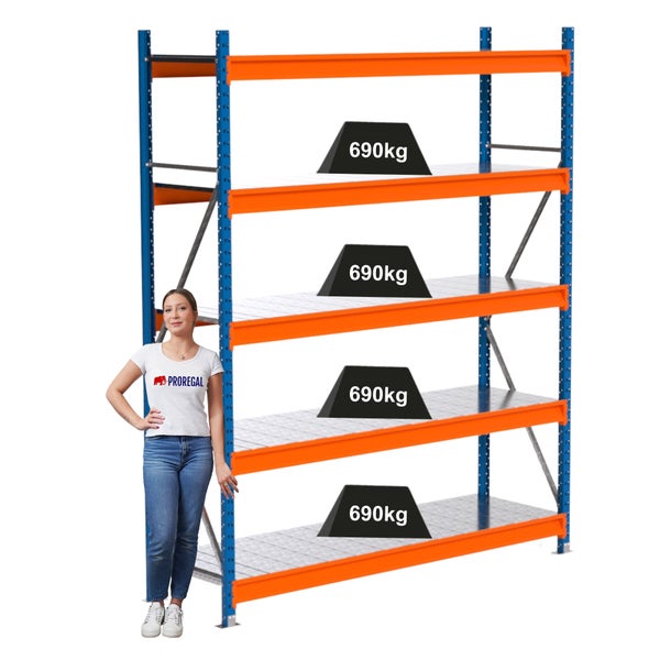 Metallregal mit vier Ebenen und einer Traglast von 690 Kilogramm pro Ebene.