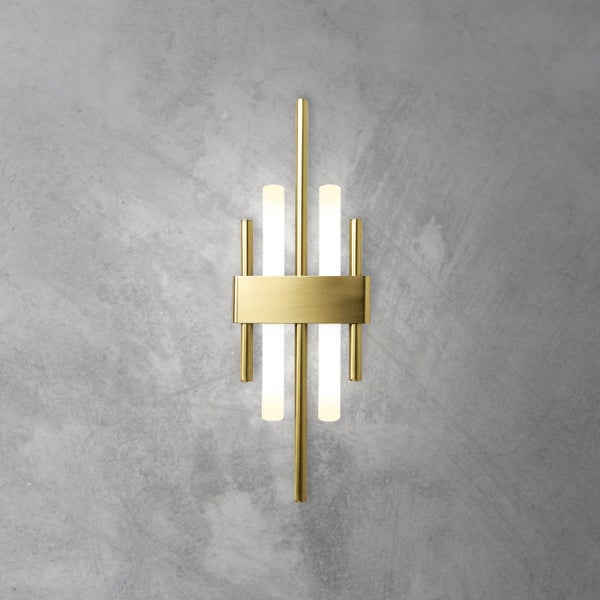Goldfarbene Wandleuchte mit LED-Röhren