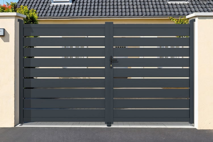 Horizontales Schiebetor aus Aluminium vor einem Haus