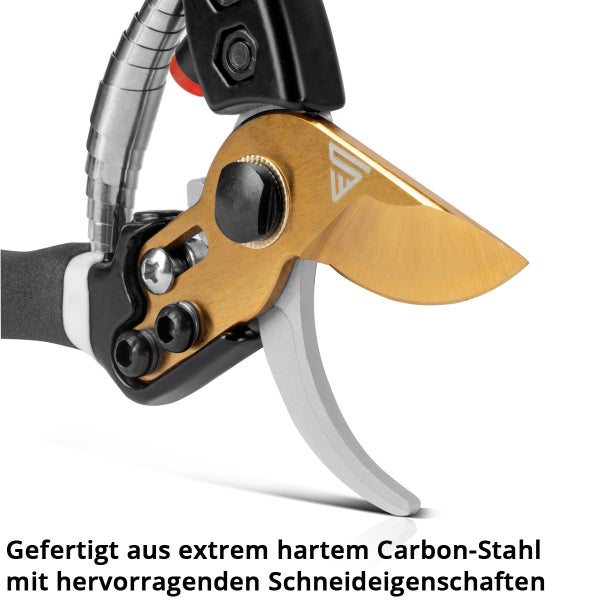 Detailansicht der Schneidklingen einer Gartenschere aus extrem hartem Carbon-Stahl.