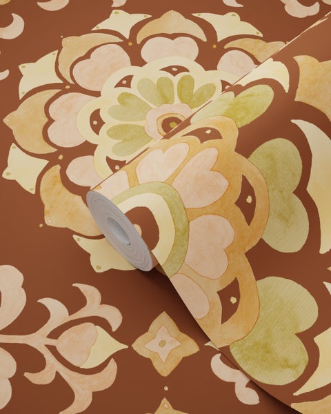 Tapetenrolle mit Blumenmuster auf braunem Grund