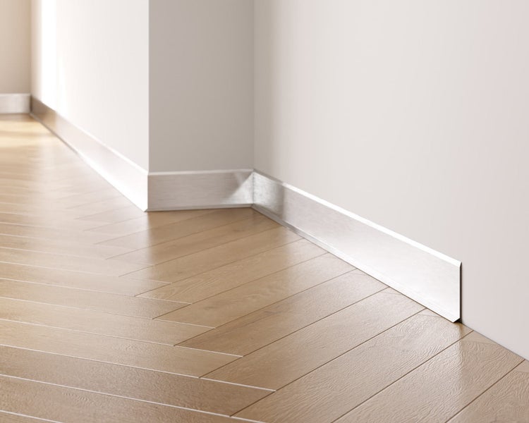 Sockelleiste im Raum mit Holzboden