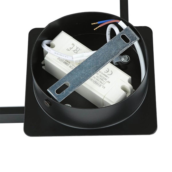 Detailansicht einer schwarzen Deckenleuchte mit elektronischen Bauteilen