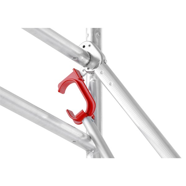 Detailansicht eines Gerüsts mit rotem Gerüsthaken